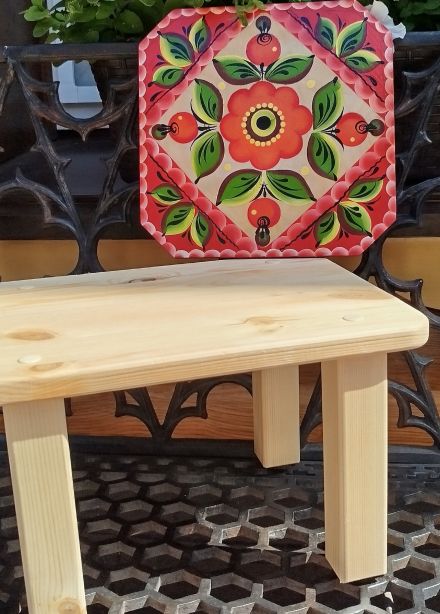 Роспись табурета в технике вятской домовой росписи