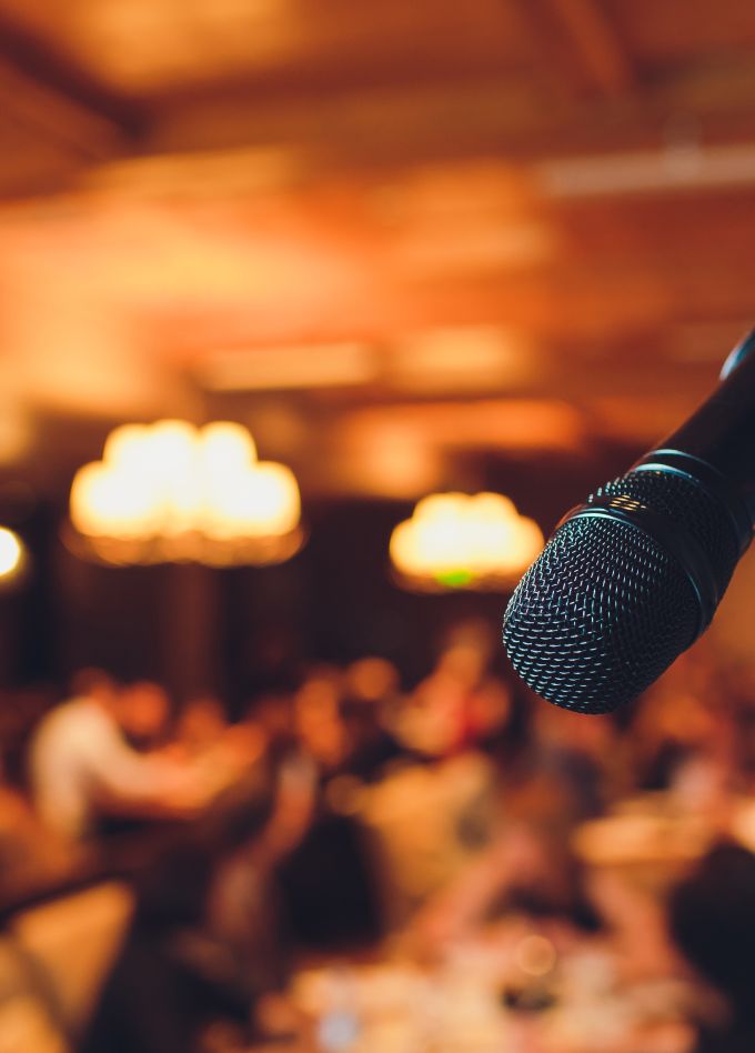 Шоу молодых комиков. Между нами девочками