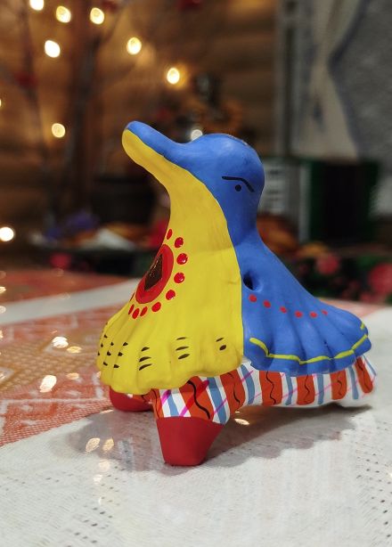 Роспись дымковской свистульки «Уточка-крылатка»