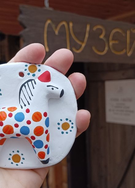 Роспись дымковского рельефа «Лошадка»